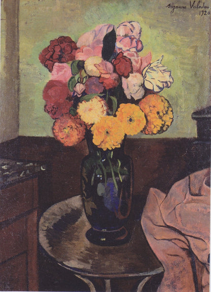 Flower vase on a round table - by Suzanne Valadon